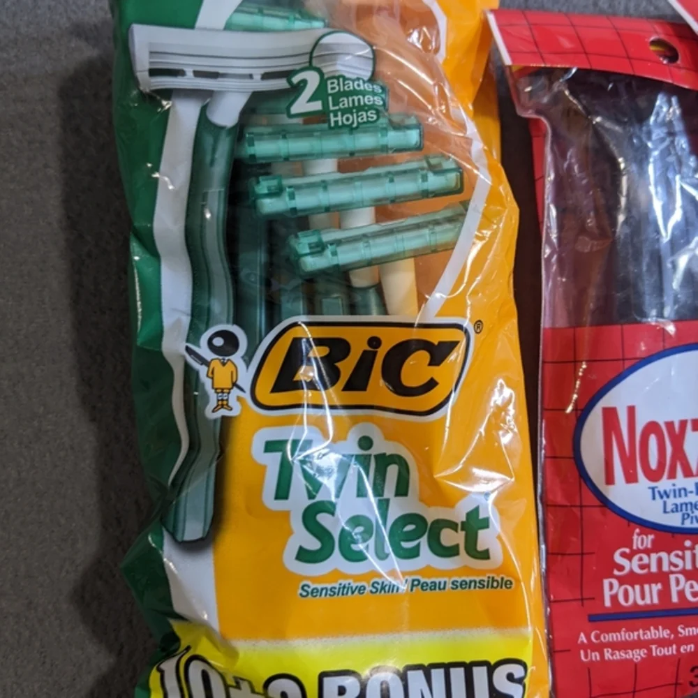 NEW twin blade disposable razors Bic select Noxzema 24 total‎